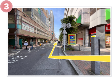 陸橋を下りたら右へファミリーマートまで直進